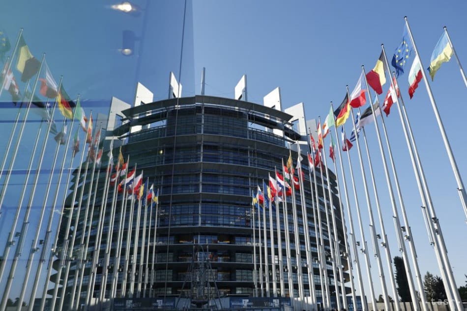 Na snímke vlajky krajín Európskej únie vejú pred Európskym parlamentom v Štrasburgu 23. apríla 2024.