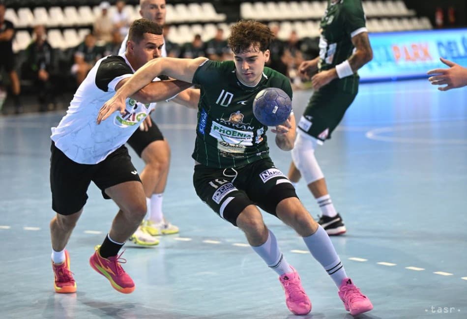 Na snímke sprava Andrej Dobrkovič (Prešov) a Fabien Katona (Nové Zámky) v zápase 1. kola Niké Handball Extraligy v hádzanej medzi Tatran Prešov - MHC Štart Nové Zámky 6. septembra 2026 v Prešove.