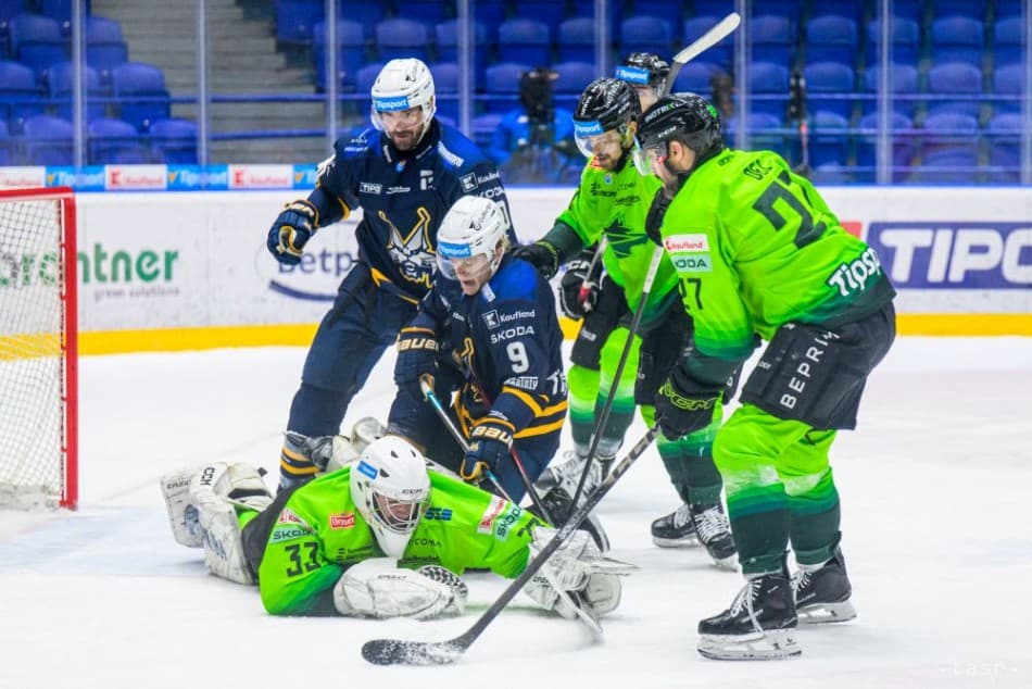 Na archívnej snímke zľava vpredu Roman Rychlík (Žilina), Gavin Ross Hain (Spišská Nová Ves), Rastislav Dej (Žilina) počas zápasu 43. kola hokejovej Tipsport extraligy HK Spišská Nová Ves - Vlci Žilina v Spišskej Novej Vsi 30. januára 2026.