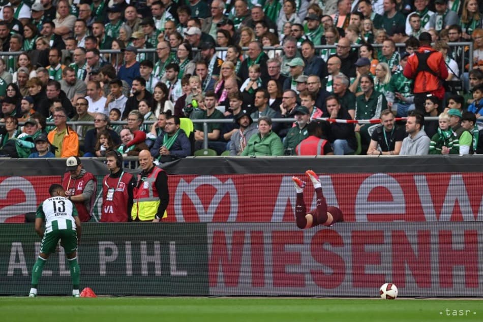 Na snímke hráč Augsburgu Mert Kömür padá cez bariéru v zápase 4. kola nemeckej Bundesligy vo futbale SV Werder Brémy - FC Augsburg v Brémach v sobotu 19. septembra 2026.