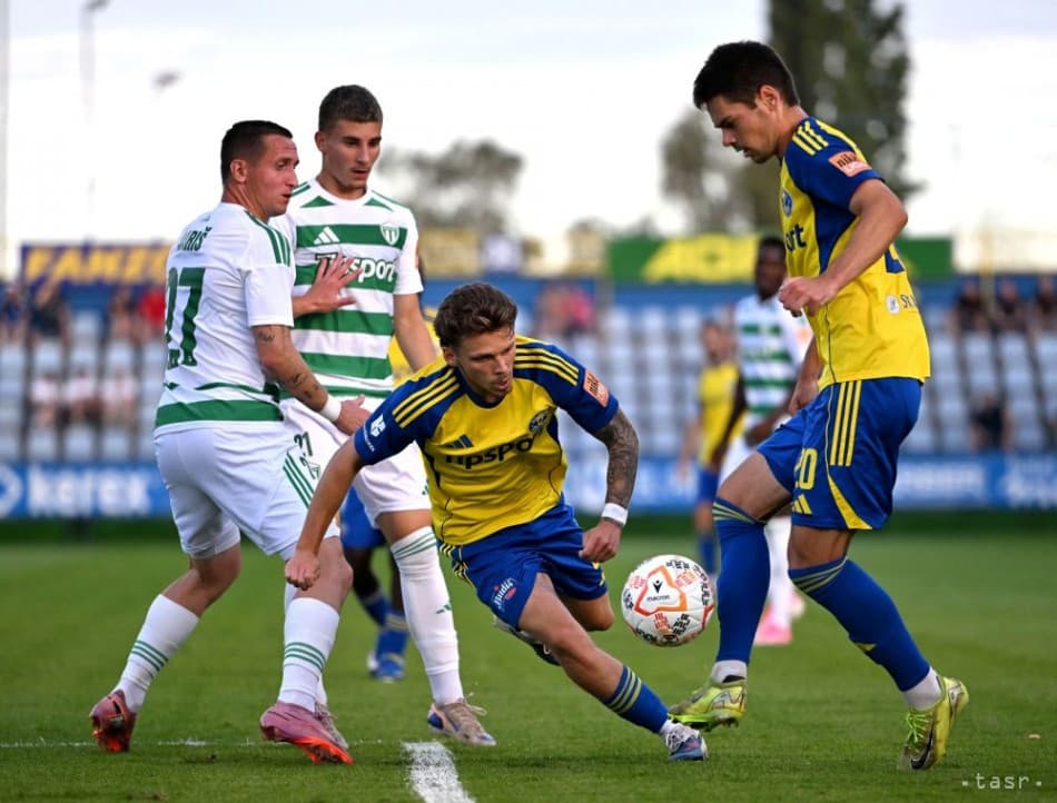 Na snímke zľava Damián Bariš, Adam Ravas (obaja Skalica), Ben Cotrell a Luka Lemiško (obaja Michalovce) bojujú o loptu v zápase 5. kola futbalovej Niké ligy MFK Zemplín Michalovce - MFK Skalica v Michalovciach v sobotu 22. augusta 2026.