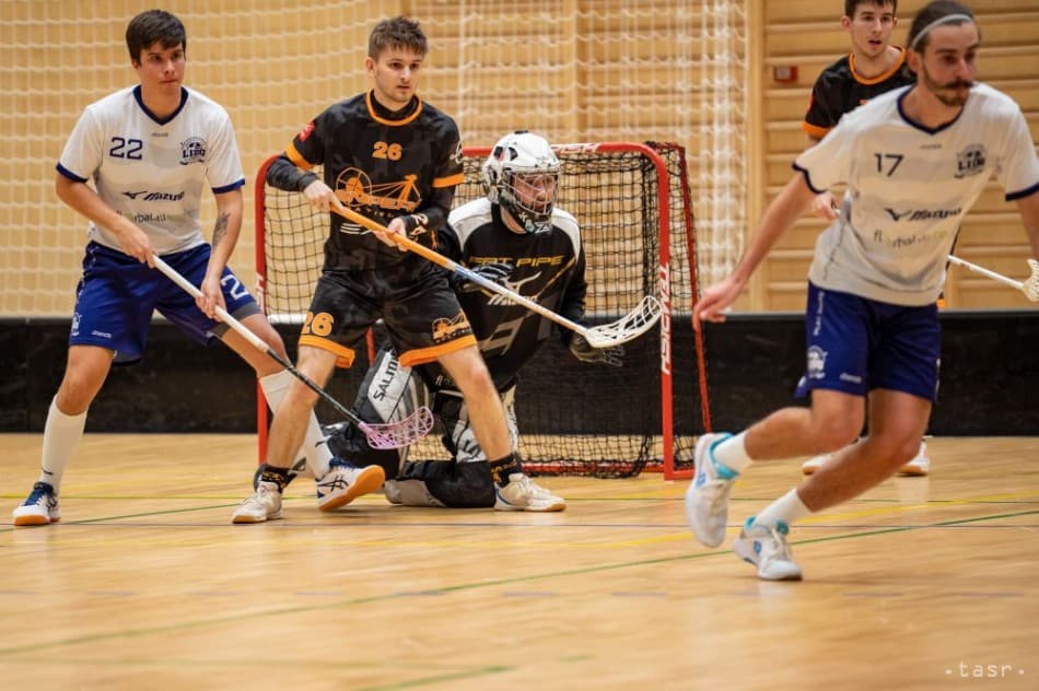 Na archívnej snímke hráči ŠK Lido Bratislava (biele dresy) a Snipers Bratislava v zápase 13. kola florbalovej extraligy mužov ŠK Lido Bratislava - Exel Snipers Bratislava v Bratislave v pondelok 12. decembra 2022.